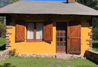 Agradable casa con chimenea interior has Balcony rooms