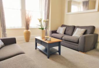  Lynton College  Victorian 2 Bed Apartment by the sea allows 18 year olds to book a room