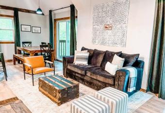 NEW* 2 minutes to town-Huge Decks with Forest view! has Balcony rooms