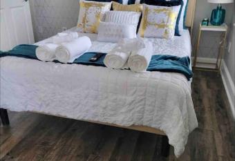 LUXE Front St. GEM Walk To BEALE ST Prime Location allows 18 year olds to book a room