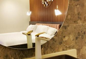                     Revo chalet has rooms with a private hot tub