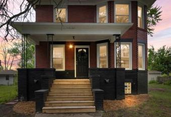 Cozy 4 beds 2 baths house/downtown Detroit has Balcony rooms