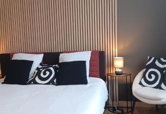 De galerie - dessert coulors allows 18 year olds to book a room