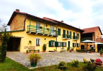 Casa relax immersa nel verde della natura allows 18 year olds to book a room