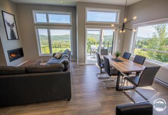 Les Rois de la Montagne has rooms with a private hot tub