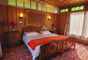 Lily Of The World Houseboat has Balcony rooms