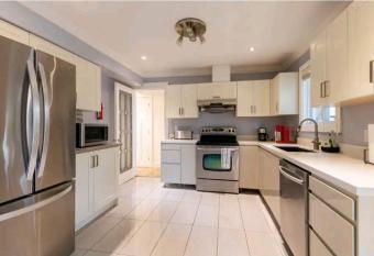 CHEERFUL DELTA 3 BED HOUSE NETFLIX Free Parking has Balcony rooms