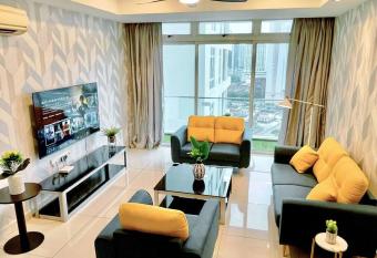 KSL CityMall 11-13pax 3B3B PrivateLift-SmartTV 70inch-Netflix has rooms with a private hot tub