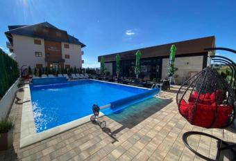 VILA KATALINA 1 APARTMAN MAKRIC allows 18 year olds to book a room