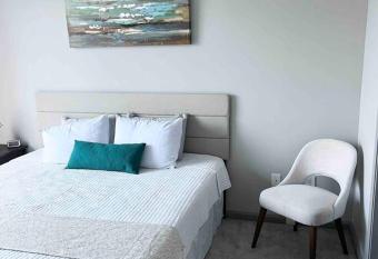 Awesome 3 bedroom 2 full Bath Unit Desk Rental Car allows 18 year olds to book a room