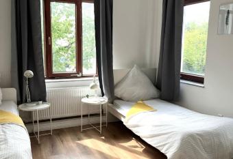 Grosse stylische Monteurswohnung/Zimmer allows 18 year olds to book a room