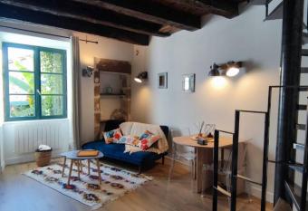 Duplex de la Coll  giale allows 18 year olds to book a room