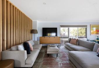 Luxury Family Home near beach sleeps 10 has Balcony rooms