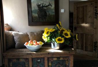 Zimmer in 400 Jahre alten Bauernhaus allows 18 year olds to book a room