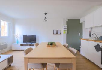 Appartamento Uno Avec Parking Priv   Gratuit allows 18 year olds to book a room