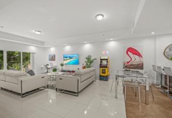 Modern 3 Story Townhome w/Rooftop Jacuzzi has Balcony rooms