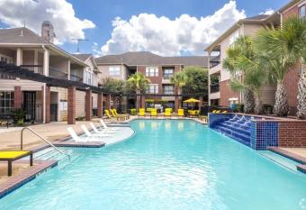 1 Bedroom w Patio, Workspace, Gym, and Pool has Balcony rooms