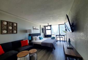 Cozy and stylish Oceanview studio on the beach allows 18 year olds to book a room