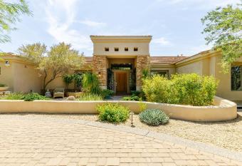 5* PRIVATE LUXURY RETREAT - OPEN-PLAN LIVING WITH CHEF KITCHEN has Balcony rooms