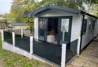 Coghurst Hall Holiday Home Sleeps 6, 2 bedrooms has Balcony rooms