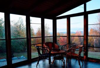 Beautiful White Mountain Cottage with Hot Tub has rooms with a private hot tub