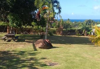 Maison de campagne proche des plages has rooms with a private hot tub