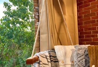 Blue Tulip - 4mins from Mactan Airport has Balcony rooms