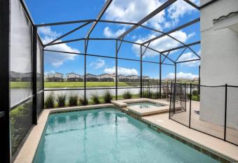 Great Home 10 min Parks! W/Pool Jacuzzi, 5 Bedroon allows 18 year olds to book a room