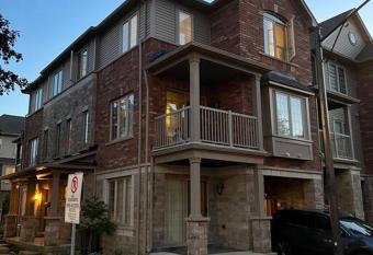 3-Bedroom Townhouse in Waterdown has Balcony rooms