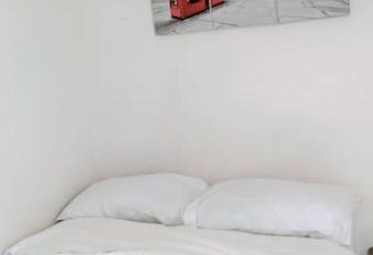 Habitacion 11 independiente con mucha privacidad ,cerca del consulado , CAS , a 200 mts del vado del rio allows 18 year olds to book a room