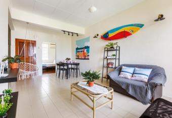 EE s Surfer s House - Seaview, 3 min walk to beach has Balcony rooms