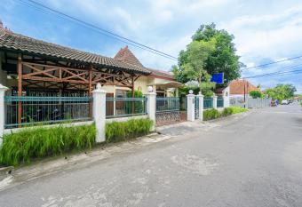 Ndalem Panembahan 12 by Bukit Vista has Balcony rooms