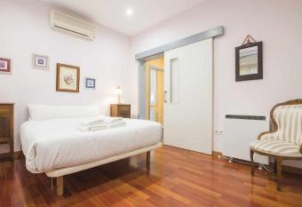 La Balconada de la Plata has Balcony rooms