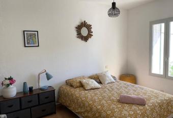 Nimes, appartement proche jardins de la fontaine allows 18 year olds to book a room