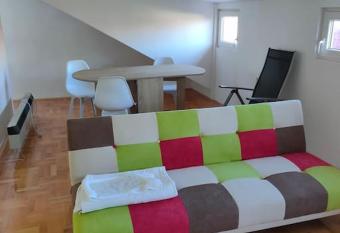 Palilula condo, Netflix, Wi-Fi, parking allows 18 year olds to book a room