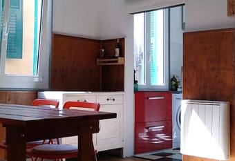 Bilocale nel cuore di Genova allows 18 year olds to book a room
