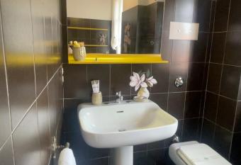 Villa Ghiringhelli has rooms with a private hot tub