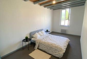 Coutras : Appartement plein centre vue rivi  re has Balcony rooms