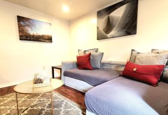 1 Bed Apt - Amazing Location 1 Block to Carson St allows 18 year olds to book a room