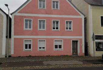 Rote Apfel allows 18 year olds to book a room