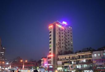 Hotel Givenci International (                                         ) allows 18 year olds to book a room