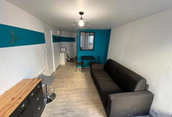 La Pause - studio en ville allows 18 year olds to book a room