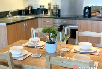 New Renovated Arcadian Centre - One Bedroom - Balcony - Sofa Bed has Balcony rooms