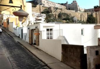 Casa Adriano has Balcony rooms