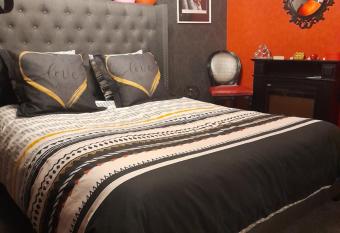 LOVE ROOM Le rouge et noir allows 18 year olds to book a room