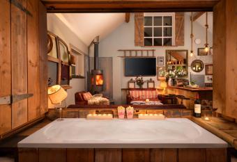The Cowshed at Cheshire Boutique Barns has rooms with a private hot tub