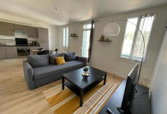 Appartement avec terrasse, parking gratuit has Balcony rooms