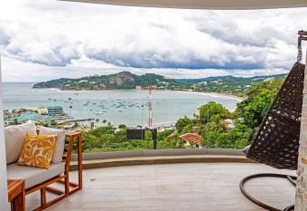 Incre  ble Apartamento Le Baie allows 18 year olds to book a room