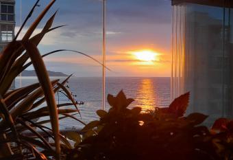 MARBELLA FRENTE AL MAR, un dormitorio con dos camas, mas otra cama abatible en el salon has Balcony rooms