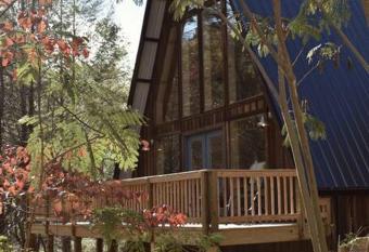 Luxe Retreat o June Dates! o Easy drive o XL Swim Spa o Award Winning! has Balcony rooms